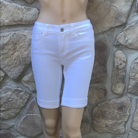 White House Black Market Pants - 💗 White House Black Market White Bermuda Shorts